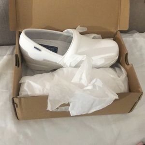 Cherokee nurse shoes